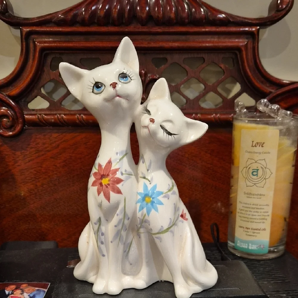 Japna White Cat Figurine with Floral Accents - Picture 2 of 4